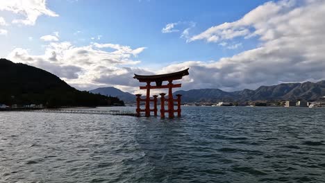 Miyajima-Island,-The-famous-Floating-Torii-gate-in-Japan