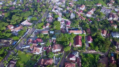 Luftdrohnenaufnahme-Von-Muyenga-Wohnvierteln-In-Kampala,-Uganda