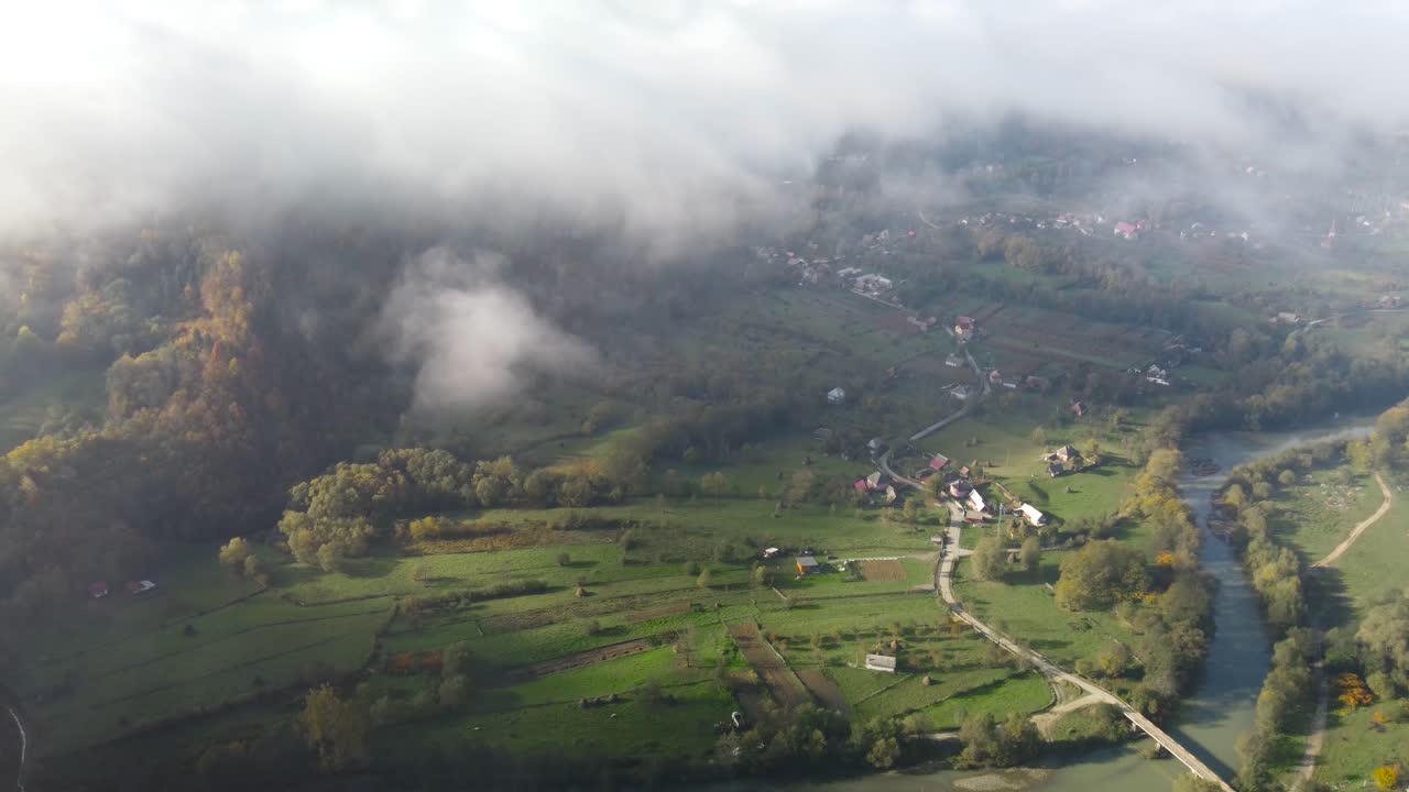 vista panorámica del campo de transilvania, rumania, vista desde las nubes durante la puesta de sol, tomada a gran altitud