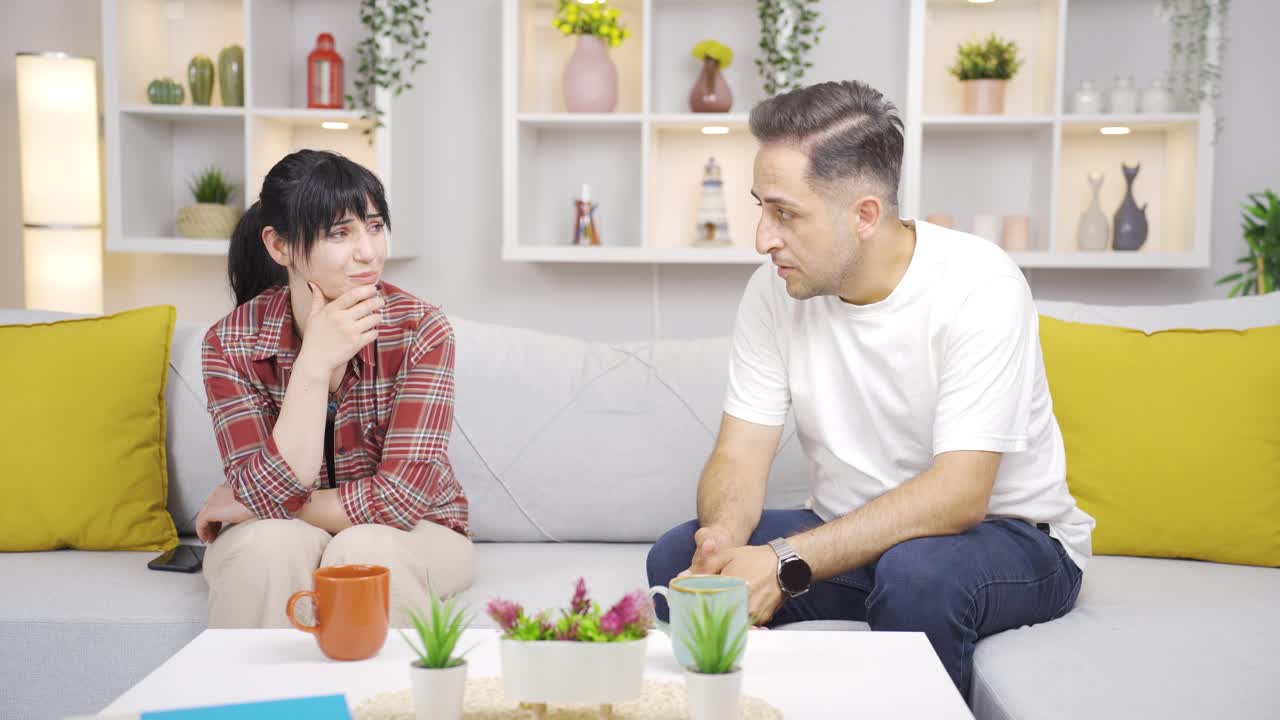 부부는 집에서 슬프고 불행합니다.