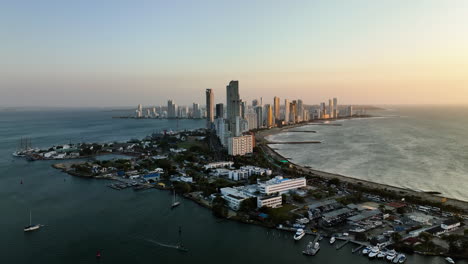 Luftaufnahme-Des-Bezirks-Bocagrande,-Sonniger-Abend-In-Cartagena,-Kolumbien---Verfolgung,-Drohnenaufnahme