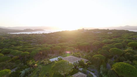 Antenne-Der-Perfekten-Villa-Im-Paradies-Während-Des-Sonnenuntergangs