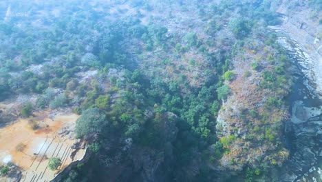 Las-Cascadas-Rajdari-Y-Devdari-Se-Encuentran-En-El-Santuario-De-Vida-Silvestre-Chandraprabha