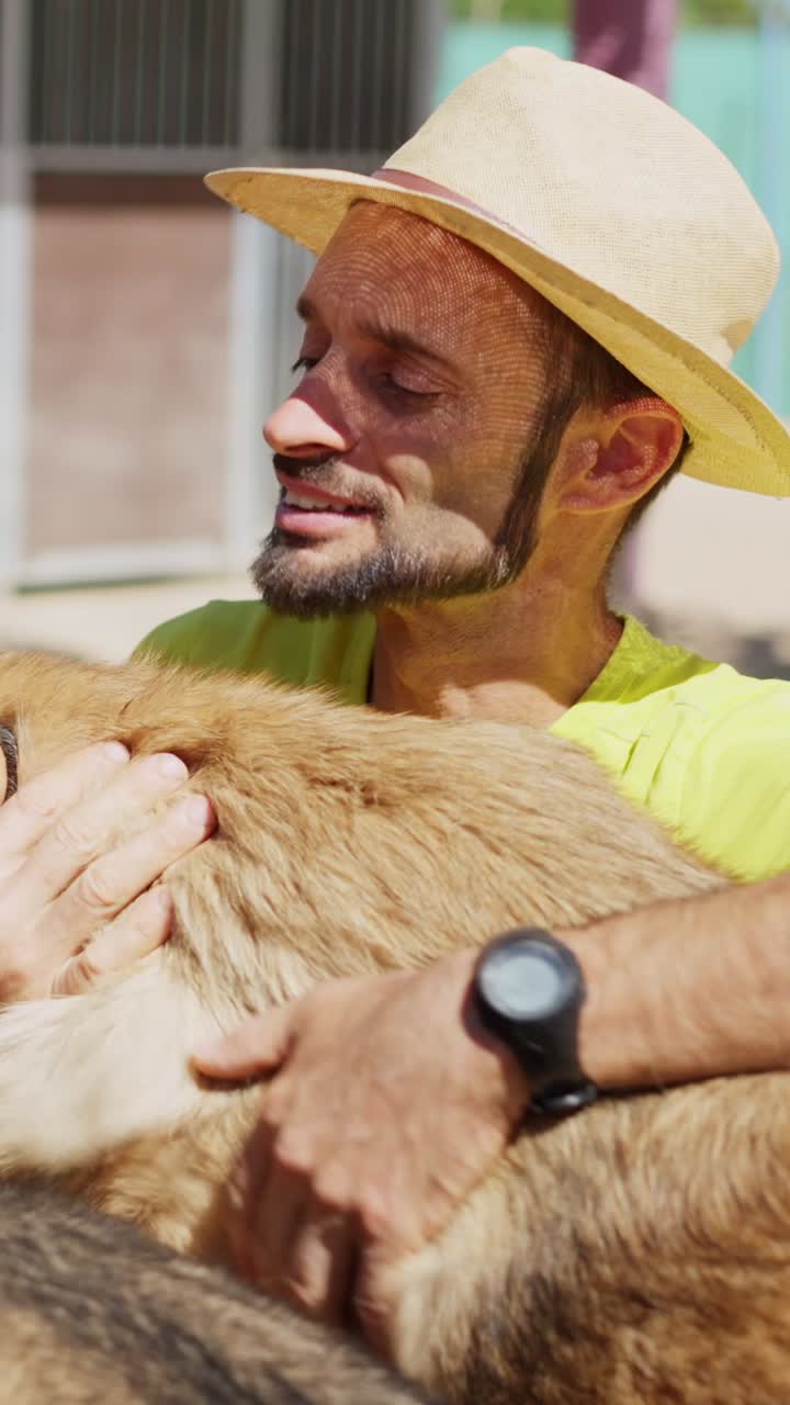 Homem feliz abraçando e afagando um cachorro ao ar livre