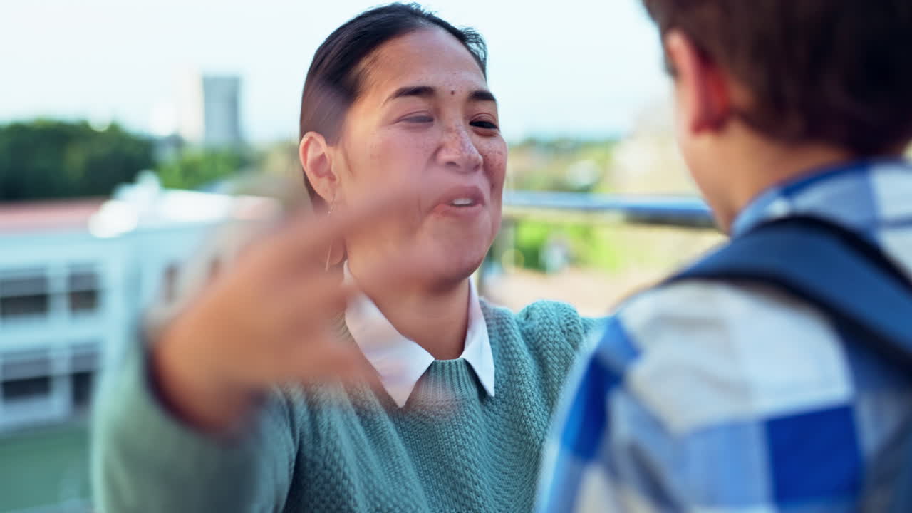 학교로 돌아오고, 어머니와 아이가 포옹합니다.