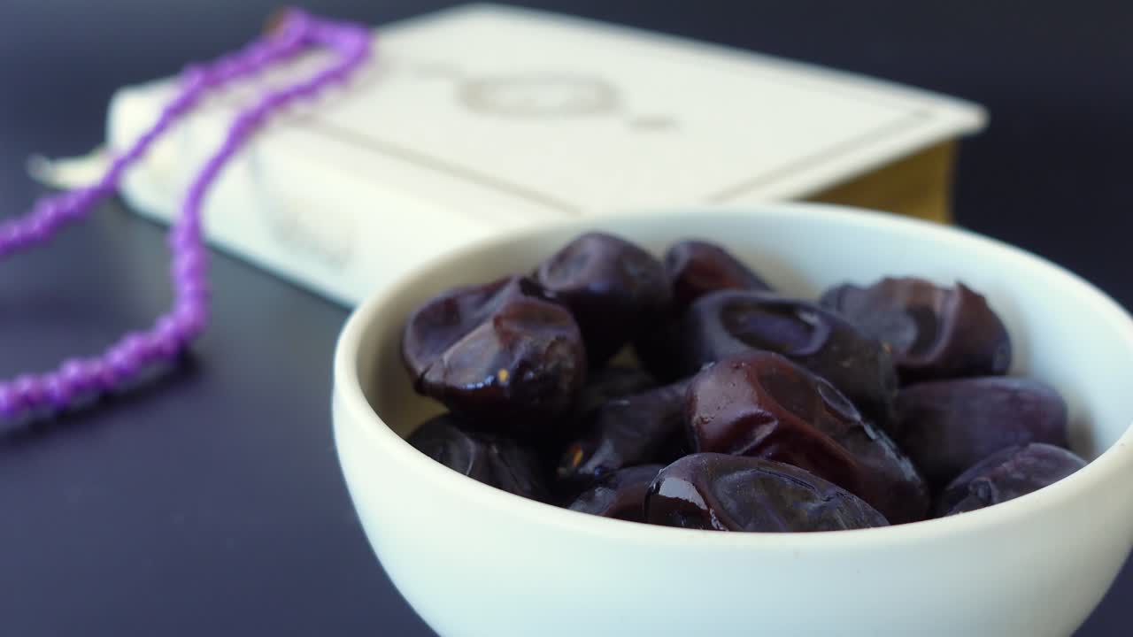 dátiles, el corán y las cuentas de oración