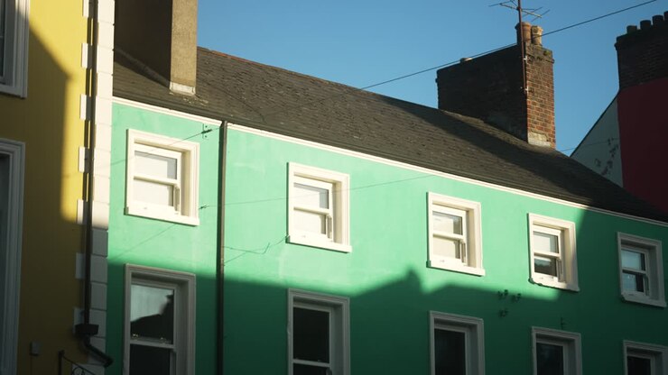 Casa tradizionale irlandese verde a Dundalk, Irlanda.