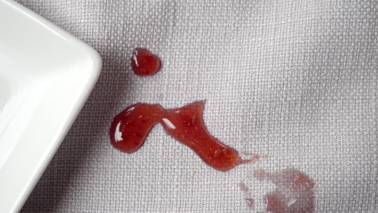 mancha roja en una tela blanca