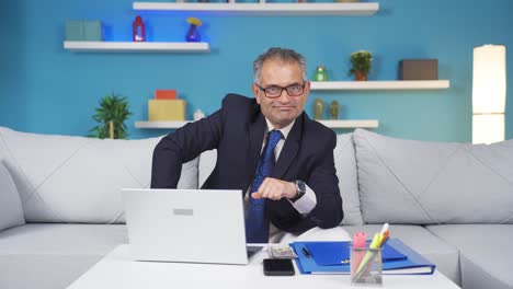 Hombre-Trabajador-De-Oficina-En-Casa-Mirando-Con-Expresión-Satisfecha.