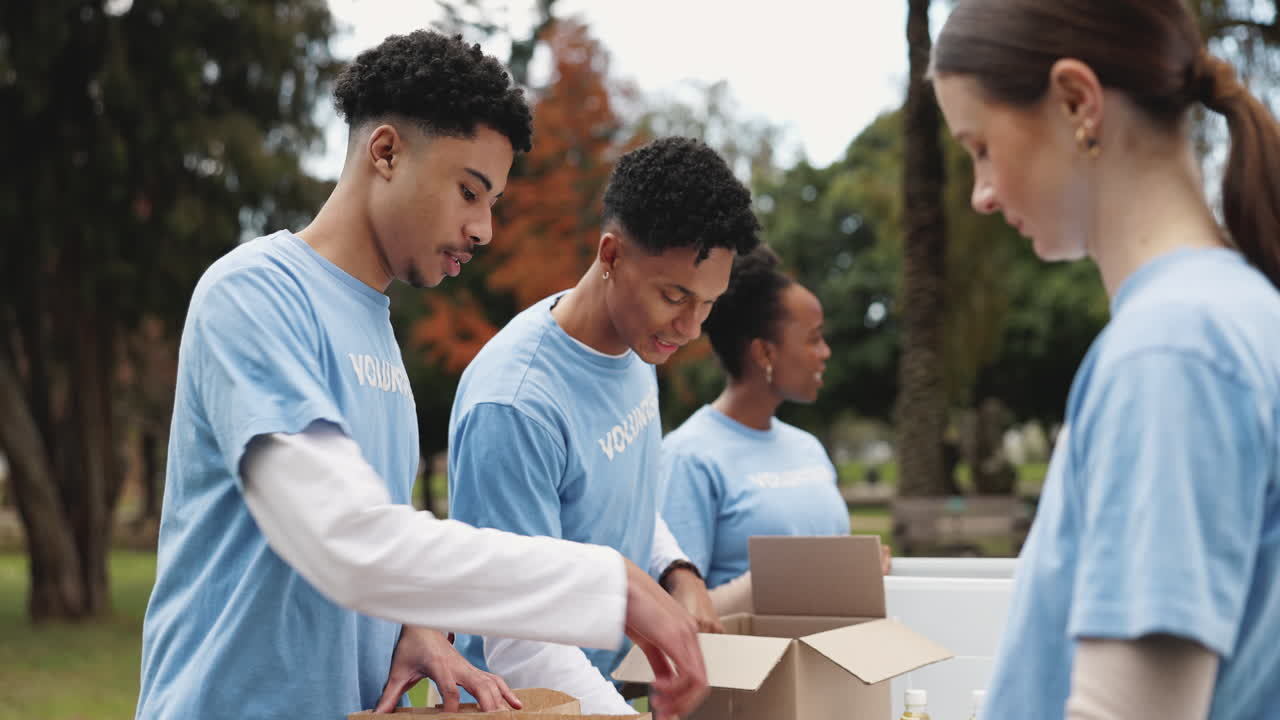 voluntarios que ayudan en la comunidad