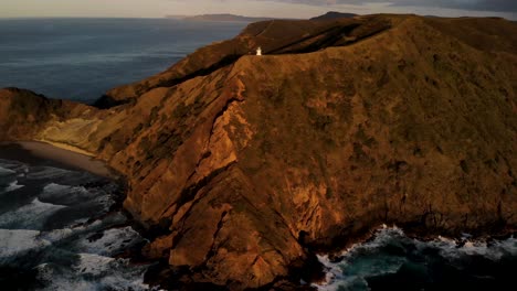 Vista-De-Pájaro-Del-Faro-De-Cape-Reinga-Al-Atardecer-En-Northland,-Isla-Norte-De-Nueva-Zelanda