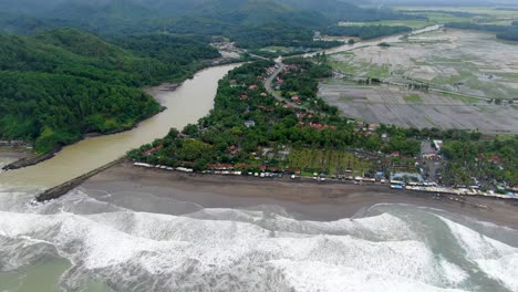 Vista-Aérea-De-Drones-Del-Río-Telomoyo-Y-El-Paisaje-Circundante-Cerca-De-La-Playa-De-Suwuk-En-Kebumen,-Indonesia