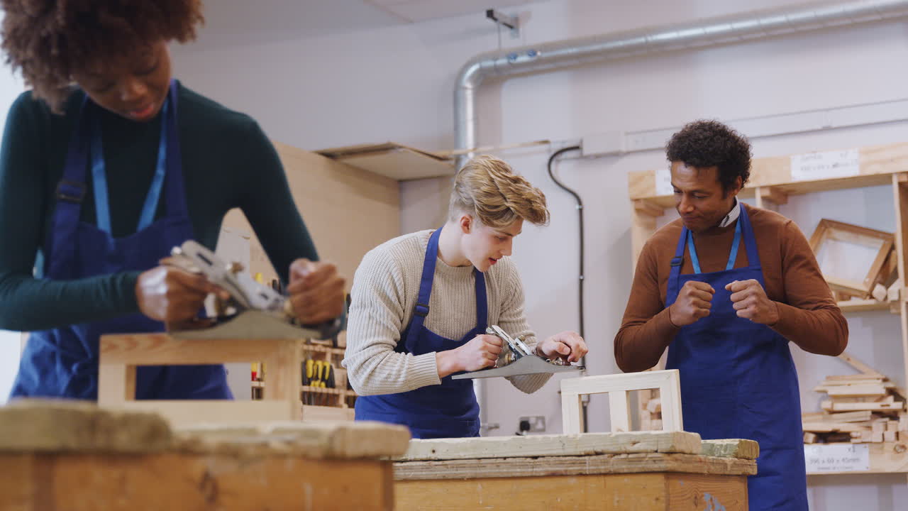 tutor con estudiante de carpintería en el taller estudiando para el aprendizaje en la universidad usando avión de madera