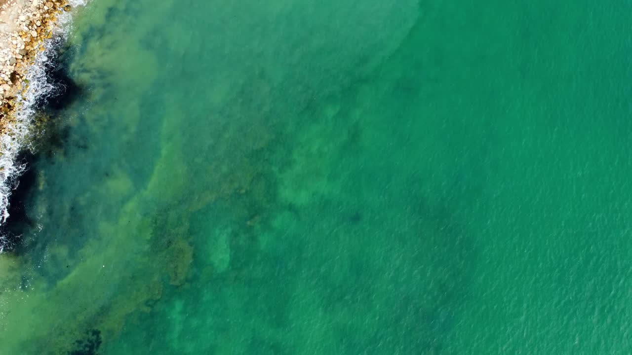 vuelo aéreo sobre aguas cristalinas de color turquesa, mar negro, varna, bulgaria drone vista exótica de la costa de arena costera