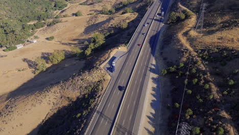 Camión-Averiado-Con-Asistencia-En-Carretera-Por-Una-Carretera-Muy-Transitada,-Vista-Aérea