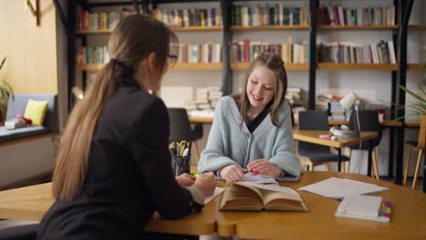 estudiante y tutor en una biblioteca