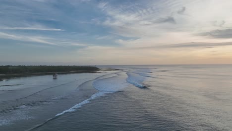 Erstellung-Eines-Drohnenclips,-Der-Eine-Holzstruktur-Auf-Stelzen-In-Der-Lagune-Vor-Einer-Abgelegenen-Tropischen-Insel-In-Indonesien-Bei-Sonnenuntergang-Zeigt