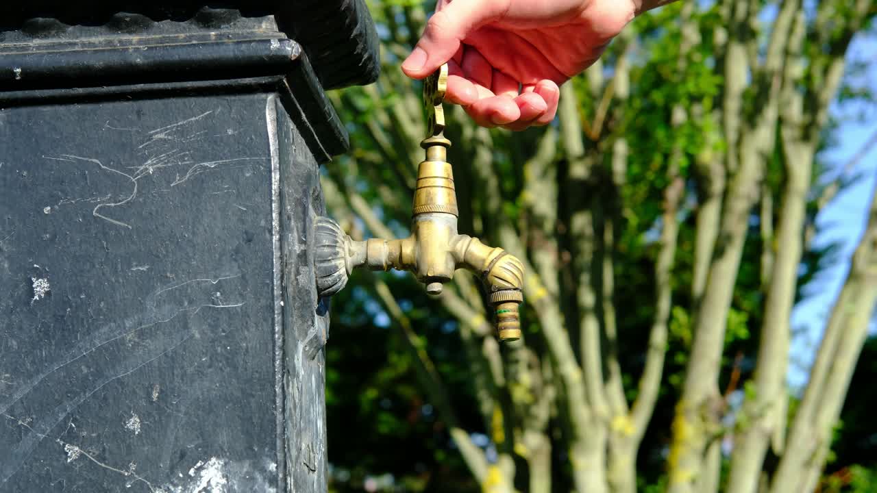 lavándose las manos joven lavándose las manos en el parque
