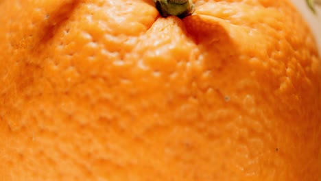Orangefarbene-Nahaufnahme,-Rotierend,-Mit-Hellem-Hintergrund