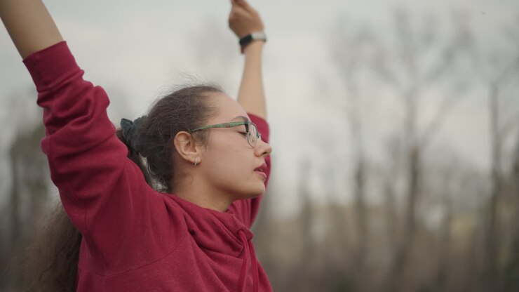 Intensa sessione di addestramento incentrata sulla precisione nelle routine di arti marziali, primo piano dettagliato che cattura una donna asiatica che perfeziona l'allineamento di mani e corpo nelle arti marziali durante una pratica concentrata