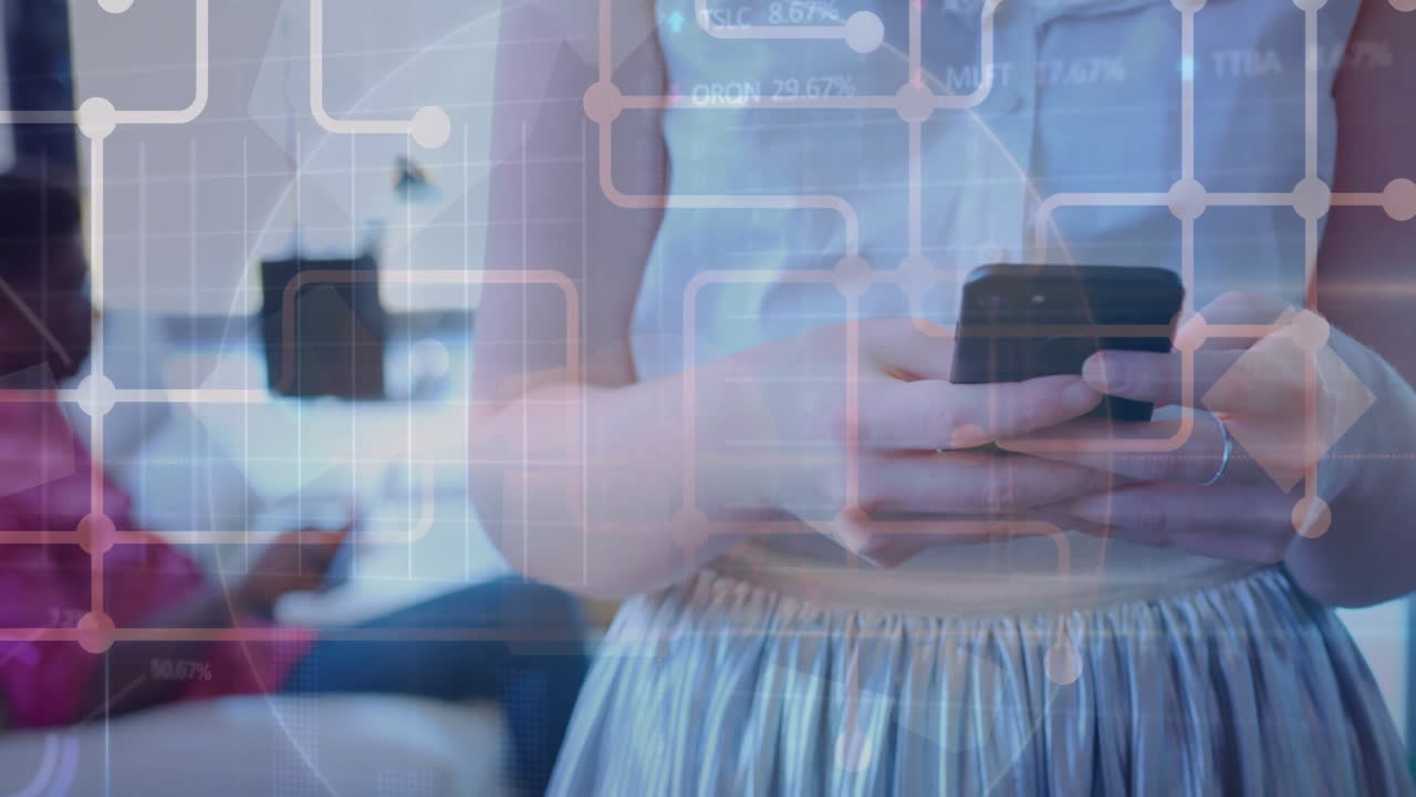 animación de una placa de circuitos con procesamiento de datos sobre una mujer de negocios caucásica que utiliza un teléfono inteligente