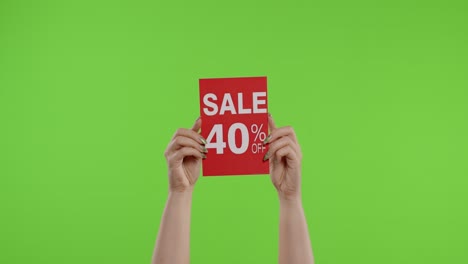 Verkauf-40-Prozent-Rabatt-Auf-Werbeaufschrift-Auf-Papierbogen-In-Frauenhänden-Auf-Chroma-Key