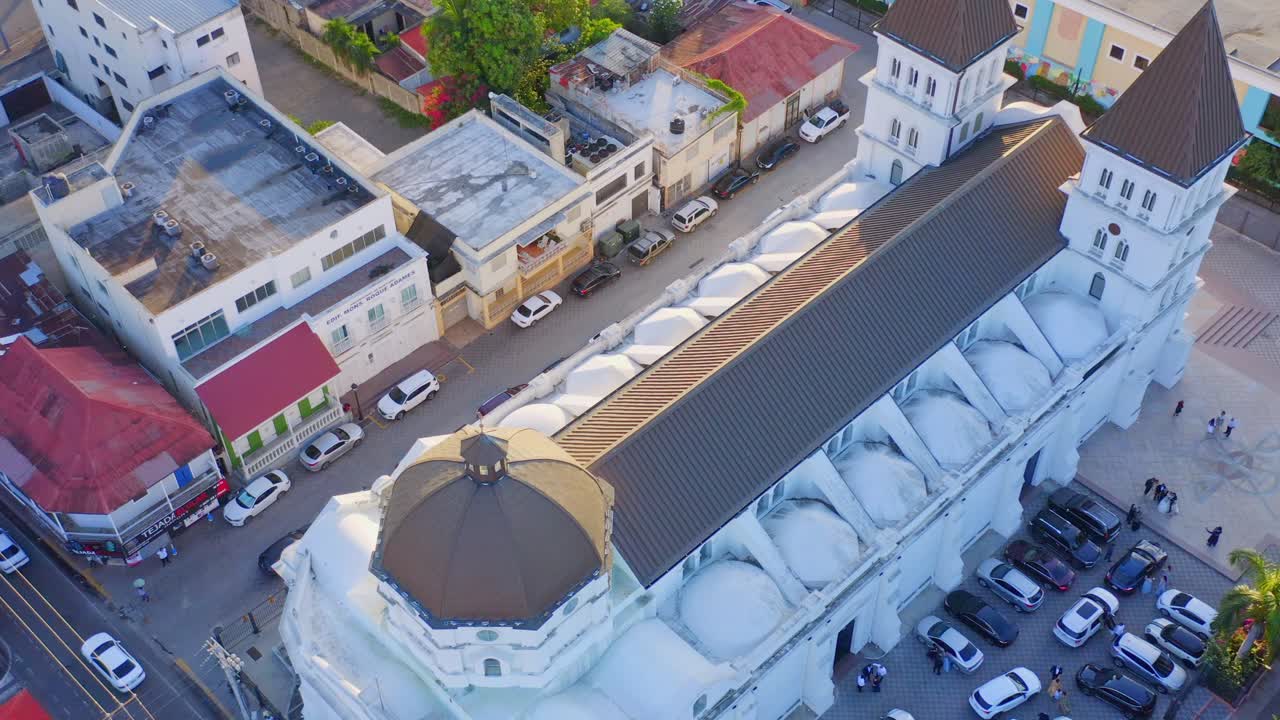 도미니카 공화국 산티아고 데 로스 카바예로스에 있는 산티아고 사도 성당의 최고 전망 - 공중 드론 샷