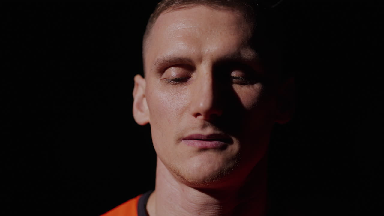 retrato en primer plano de un hombre con los ojos cerrados