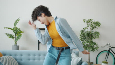 mujer bailando en la sala de estar