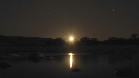 lapso de tiempo de la luna creciente y las estrellas sobre el río ventura en oak view california