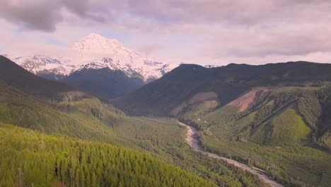 Malerischer-Blick-Auf-Den-Regnerischen-Berg-In-Der-Nähe-Von-Seattle,-Bundesstaat-Washington,-Drohnenaufnahmen