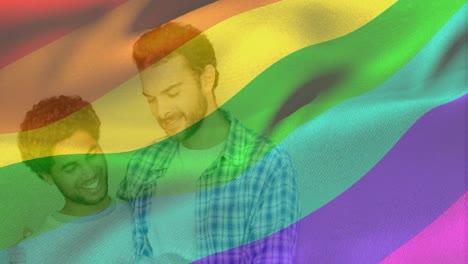 una feliz pareja gay celebrando juntos