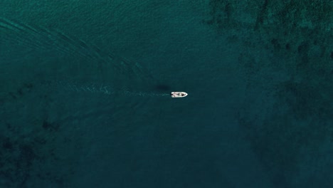 vista aérea de un barco solitario en medio del mar mediterráneo - turquía