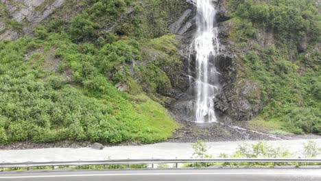 Cascada-Al-Costado-De-La-Carretera-Aérea