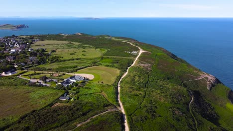 Sobrevuelo-Aéreo-Sobre-Las-Verdes-Praderas-De-La-Península-De-Howth-En-Irlanda