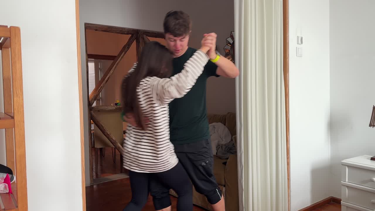 pareja bailando en casa