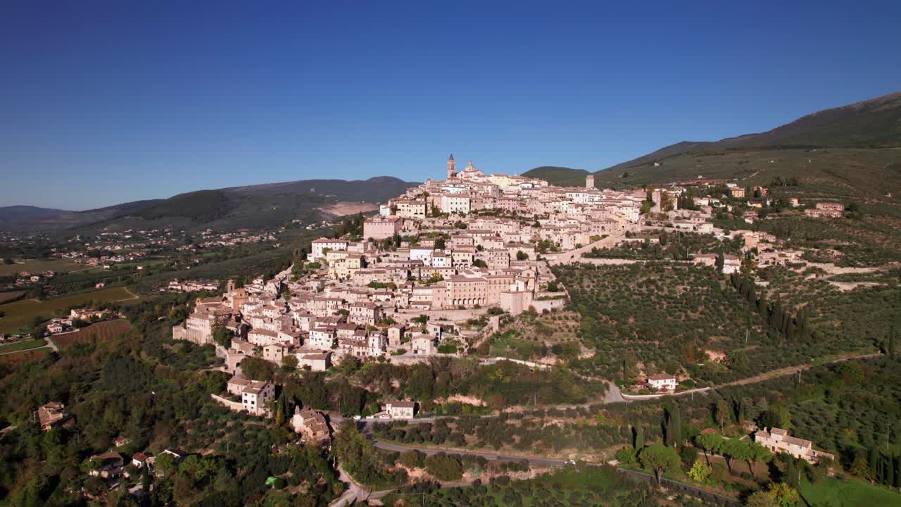Panorama aereo della pittoresca città medievale italiana di Trevi in cima a una verde collina.