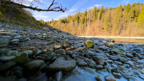 Slomo---Wunderschöne-Spiegelung-Im-Wasser-Beim-Wandern-Am-Grünen-Inn-In-Tirol