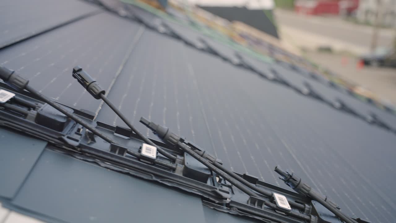 신재생 에너지 설치를 위한 지붕에 있는 태양 전지 배선의 상세한 시각.