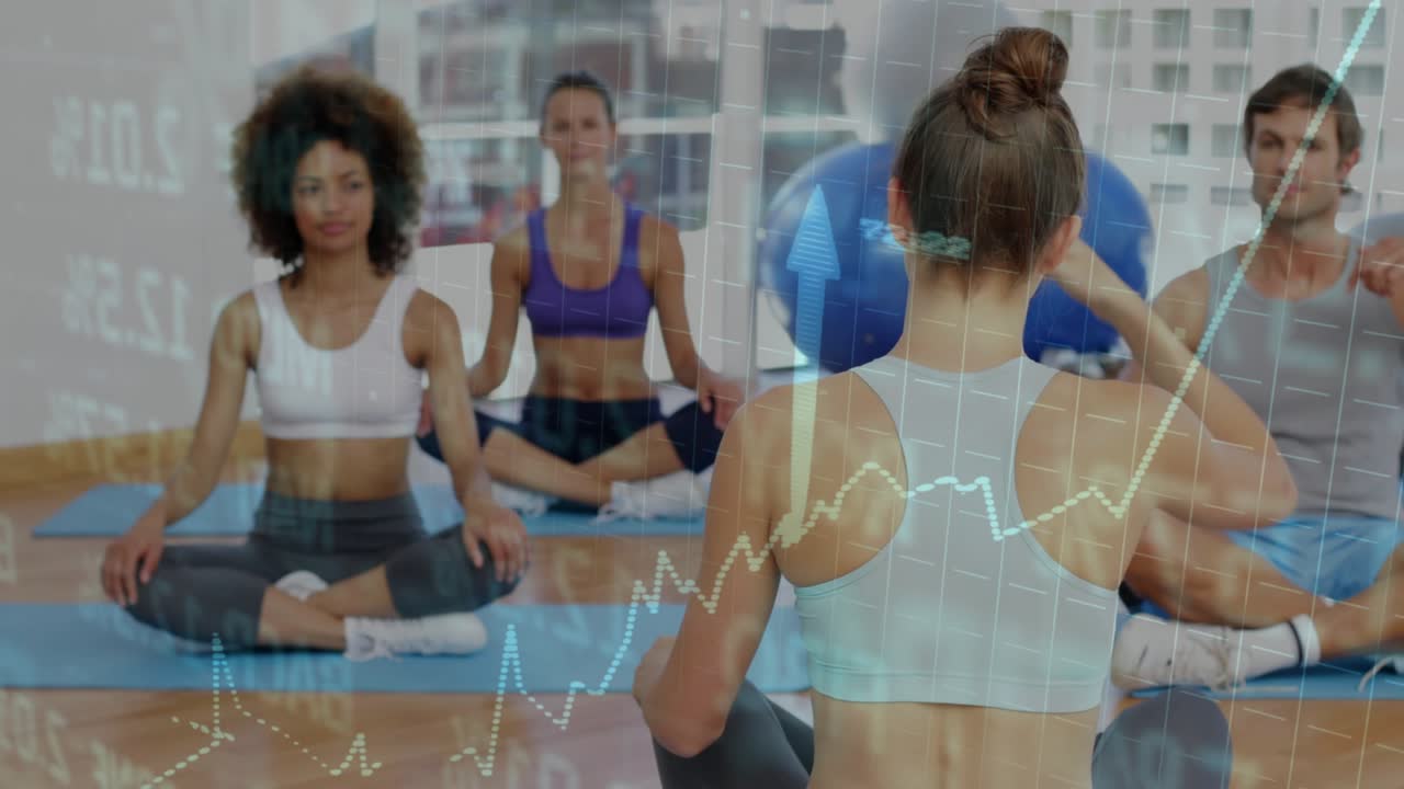 피트니스 강사가 팔을 들어 목 스트레칭을 지도하고, 그룹 구성원들은 미러링하며 미소 짓고, 차트가 오버레이로 겹쳐져 있어요.