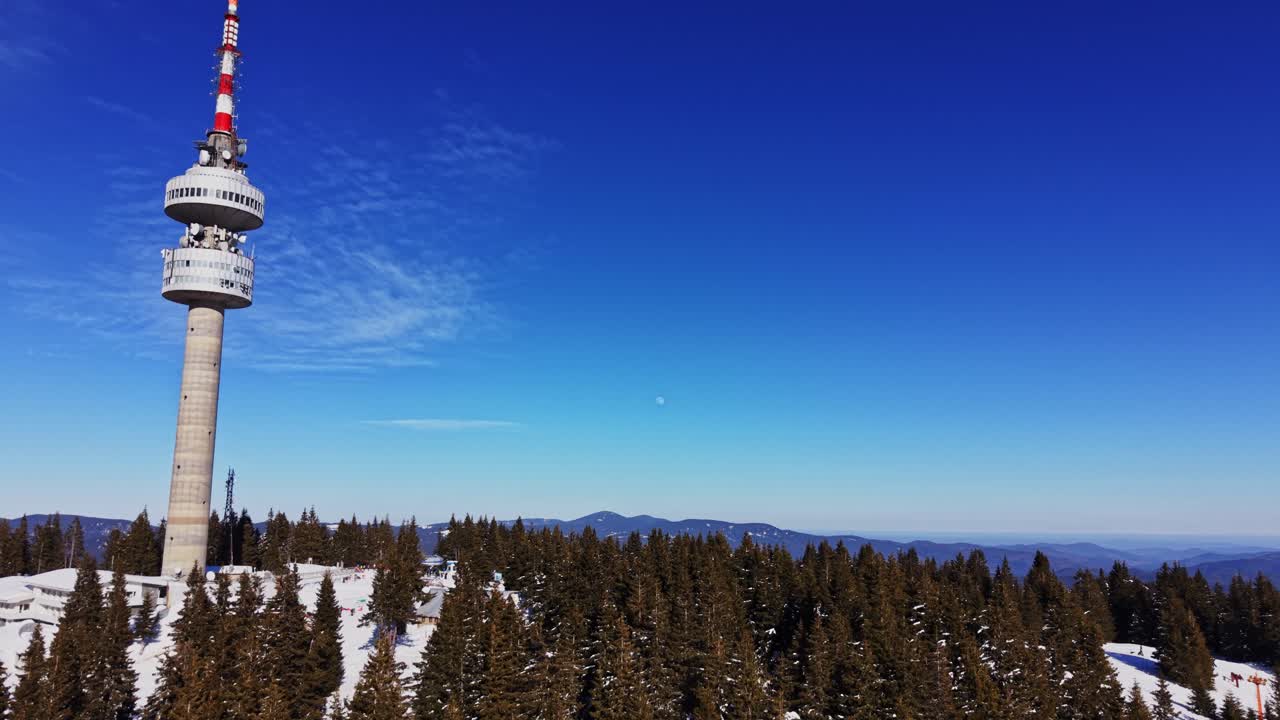Utsikt over tårnet i Karpatene i Bulgaria om vinteren