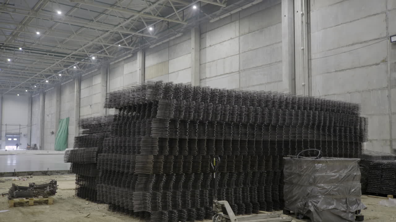 barras de refuerzo de acero apiladas en el almacén