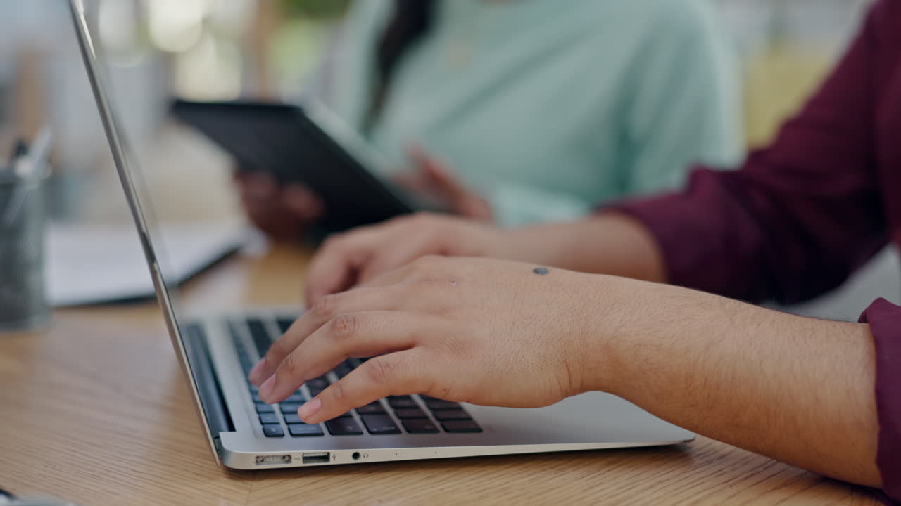 manos, computadora portátil y planificación del presupuesto de la pareja