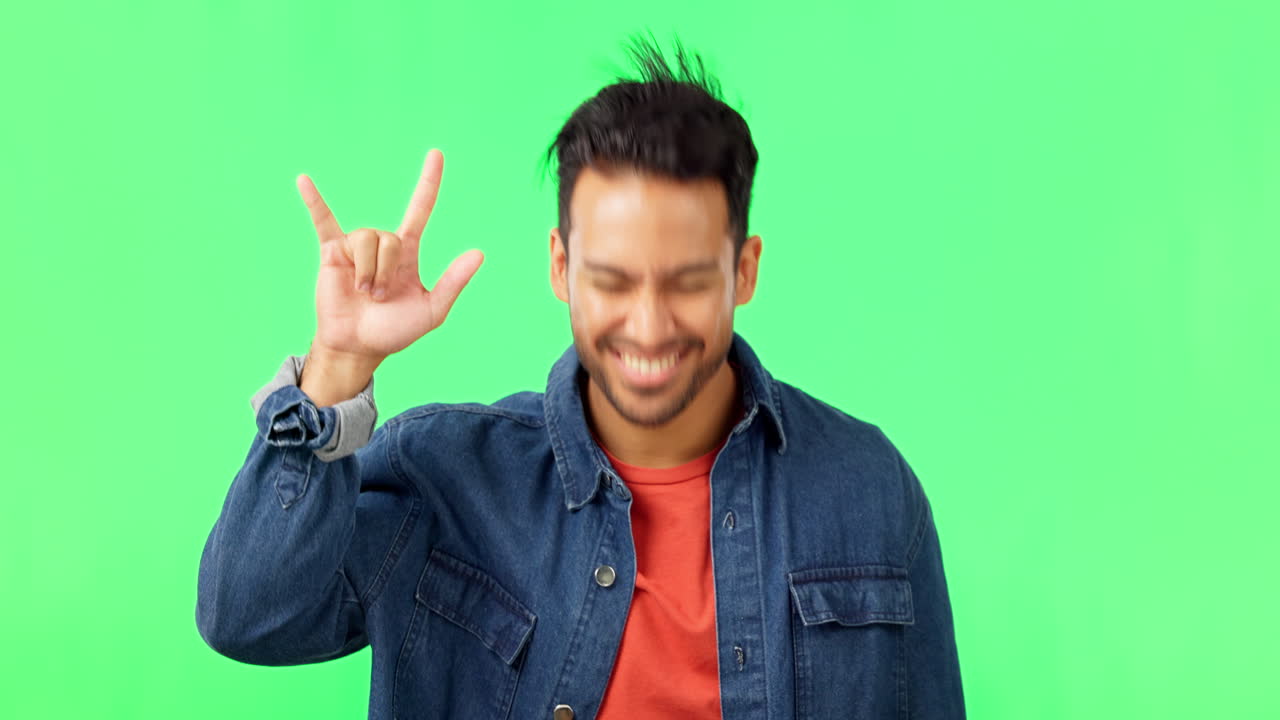 Homem roqueiro com gesto punk em tela verde