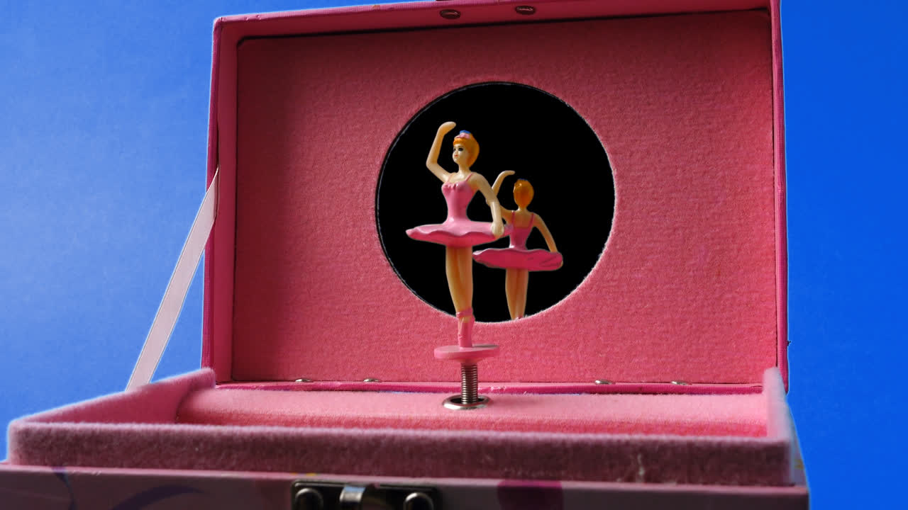 Il carillon con la ballerina danzante. Canale alfa incluso. Png+alpha. Puoi inserire il tuo specchio con il tuo riflesso.