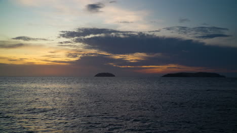 puesta de sol en el mar tropical
