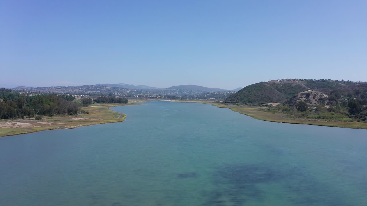 여름에 캘리포니아에 있는 칼스배드 석호와 해변의 놀라운 드론 샷