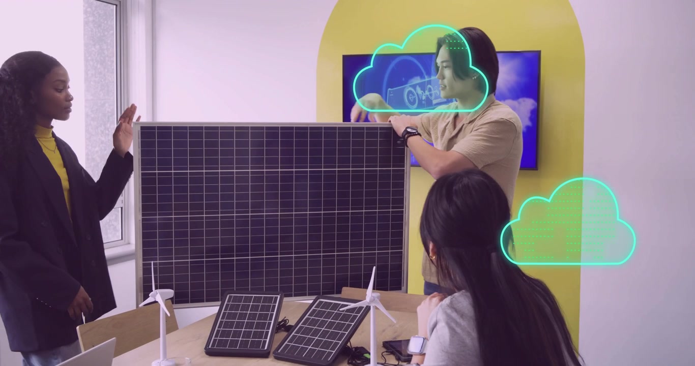 Presentatore che posiziona la mano su un pannello solare, generando nuvole verde neon che mostrano il flusso di dati della tecnologia remota
