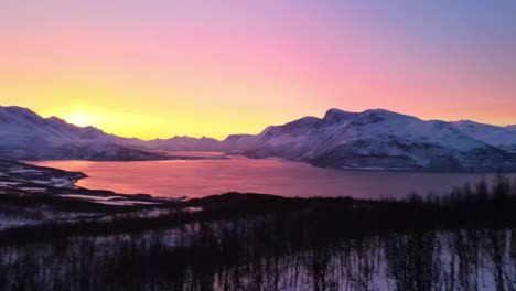 Luftaufnahme-Der-Wunderschönen-Landschaft-Der-Lyngenalpen,-Norwegen