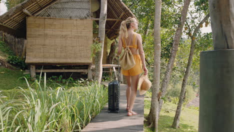 Mujer-Viajera-Con-Bolsa-De-Tranvía-Llegando-Al-Hotel-Tropical-En-Exóticas-Vacaciones-De-Verano-Caminando-Hasta-La-Cabaña